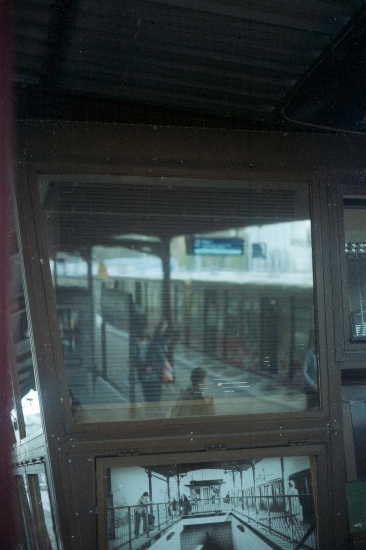 Thumbnail /2022 Berlin/sbahn einfahrt reflektion.jpg